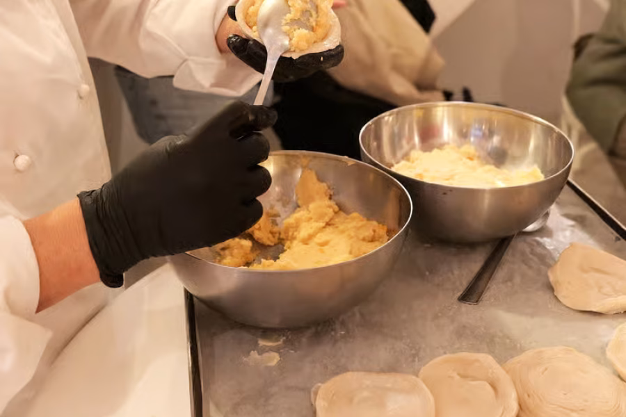 Naples: Sfogliatella Experience with Tasting or Cooking Class