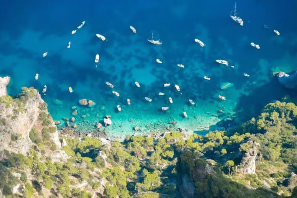 Da Napoli: Gita di un giorno a Capri con traghetto e autobus Hop-On Hop-Off