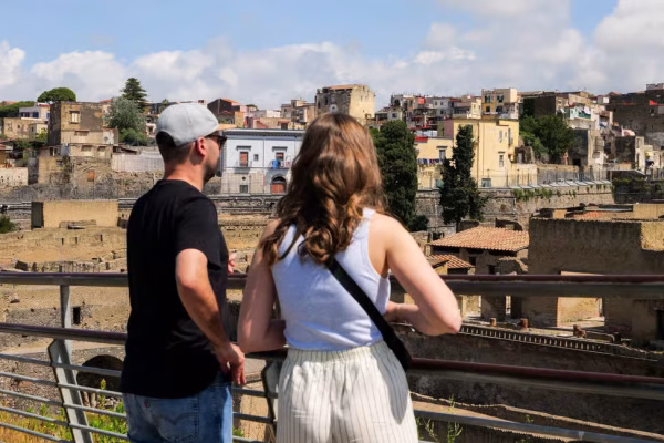 From Pompeii to Herculaneum: Guided Tour with Shuttle